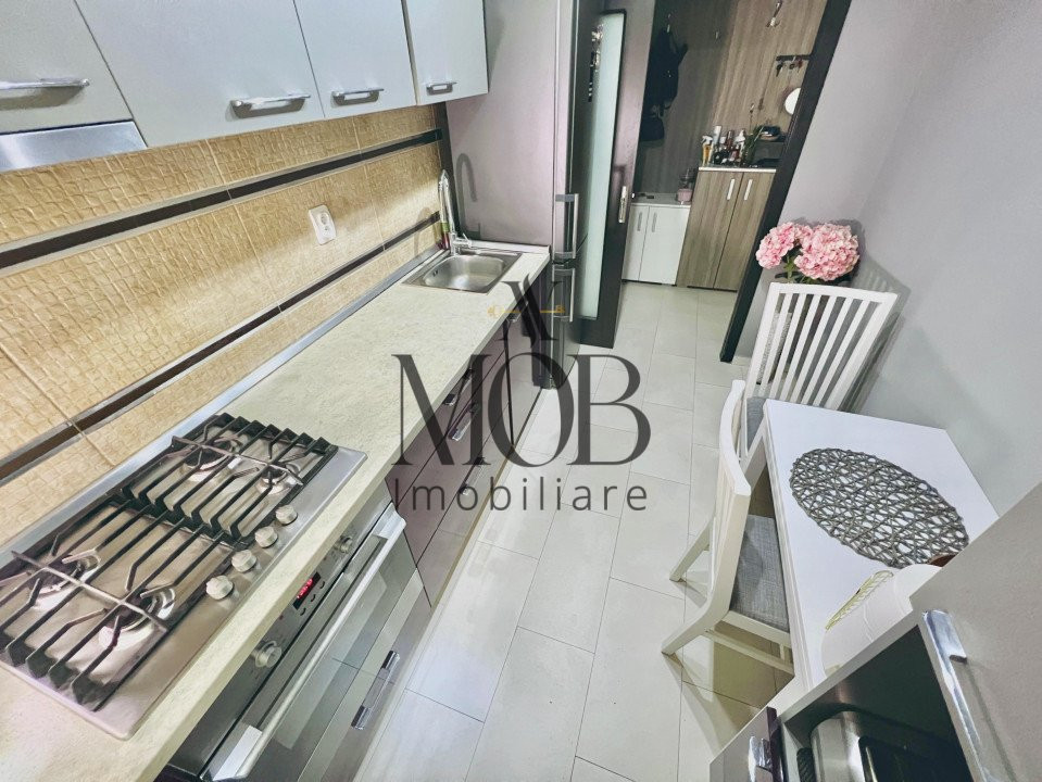 Apartament cu 2 camere decomandate, etaj intermediar, parcare, zona Semicentrala