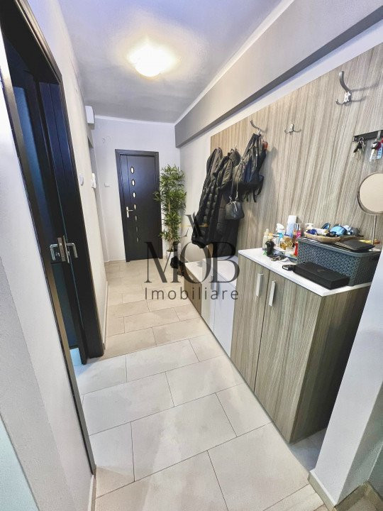 Apartament cu 2 camere decomandate, etaj intermediar, parcare, zona Semicentrala